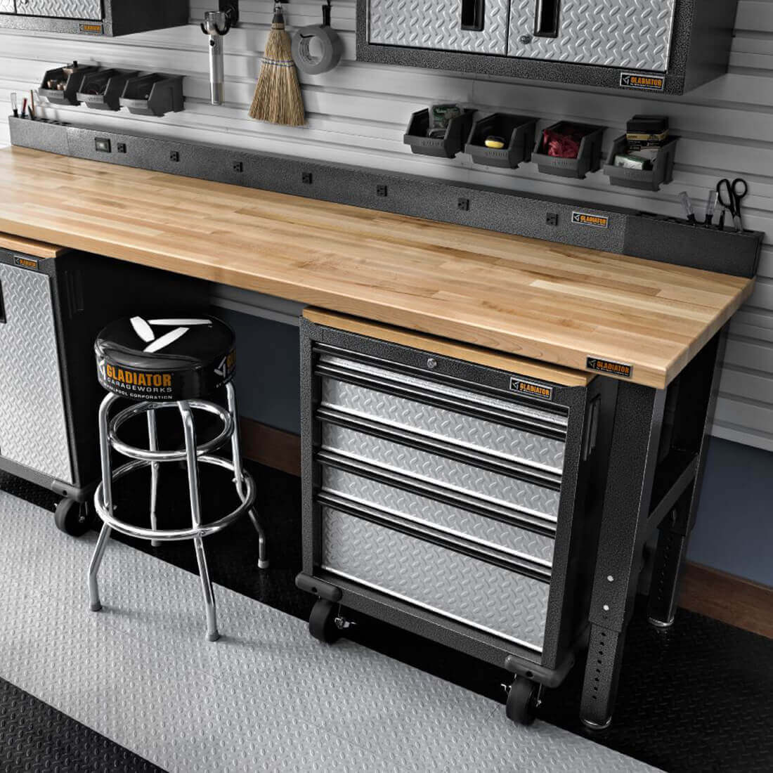 Gladiator 6-Foot Wide 9-Outlet Workbench Powerstrip (Hammered